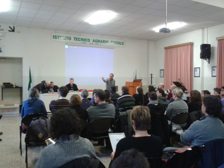 Apertura corso di apicltura 2012 